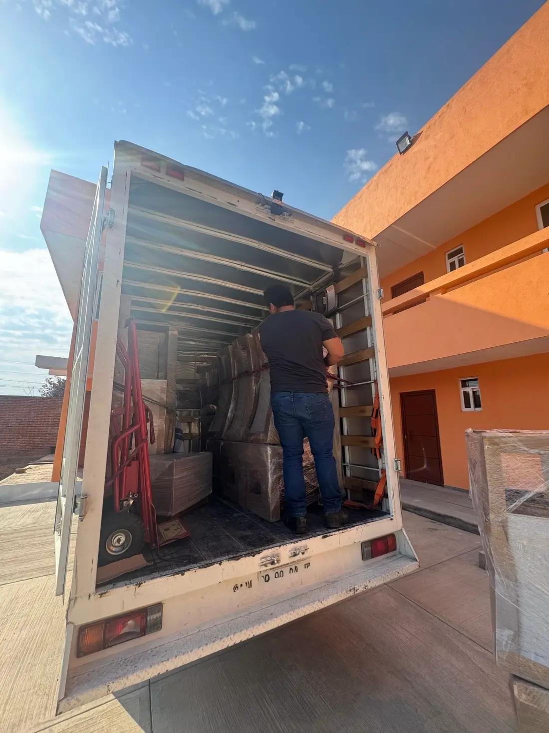 Muebles protegidos dentro de la caja seca de Transportes Halcones